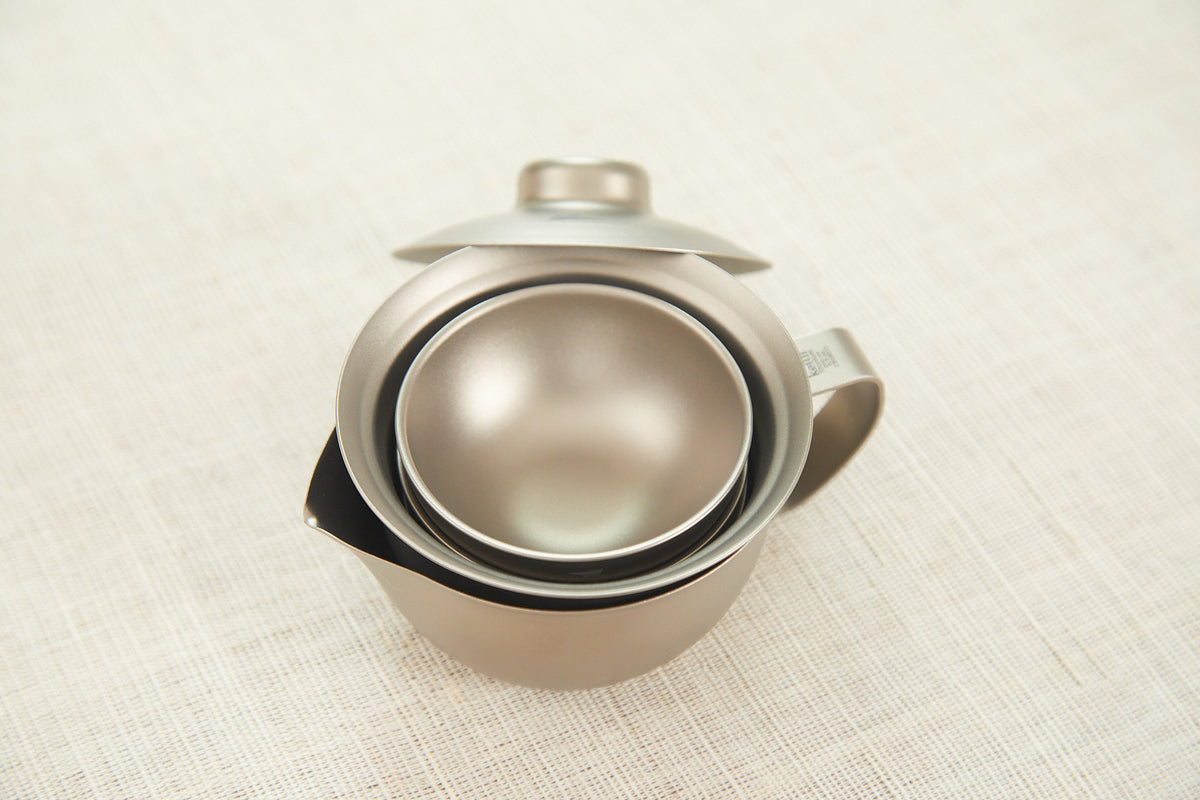ピッチャーの中に収納されたネスト式KEITH Titanium Ti3915茶器セット