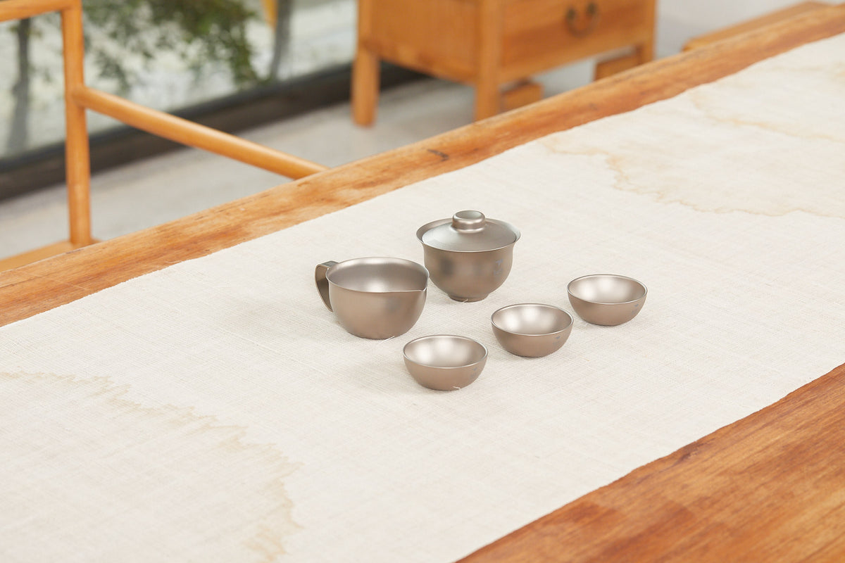 茶盤に置かれたピッチャー、蓋付きカップ、3個の茶杯を備えたKEITH Titanium Ti3915茶器セット