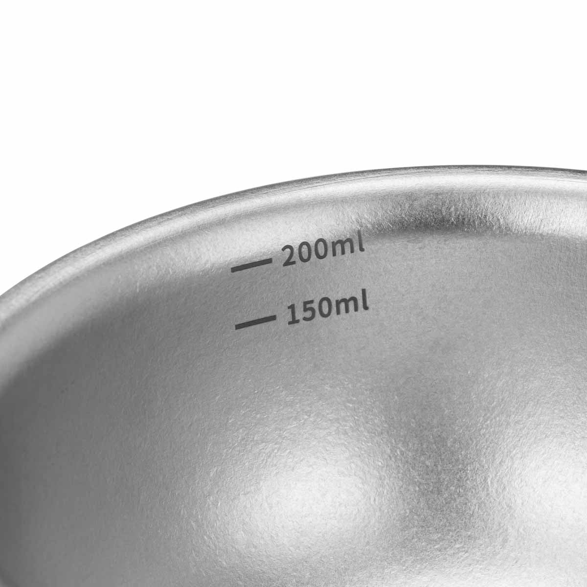 KEITH Titanium Ti3650カッピングカップ内側の150 mlと200 ml目盛りのクローズアップ