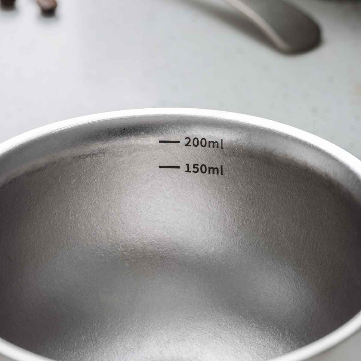 KEITH Titanium Ti3650カップ内側の150 mlと200 ml目盛りのクローズアップ