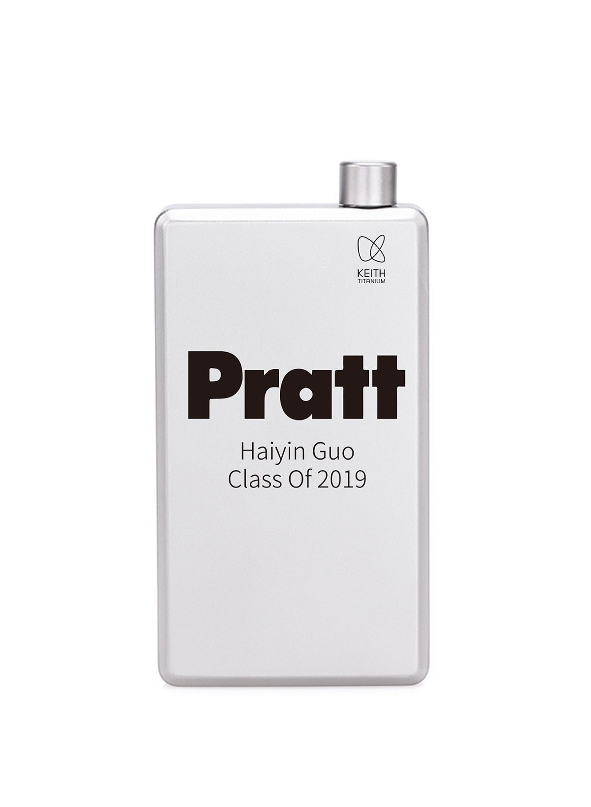 白背景に置かれたPratt Haiyin Guo Class Of 2019の文字入りKEITH Titaniumカスタマイズ可能チタンポケットフラスク