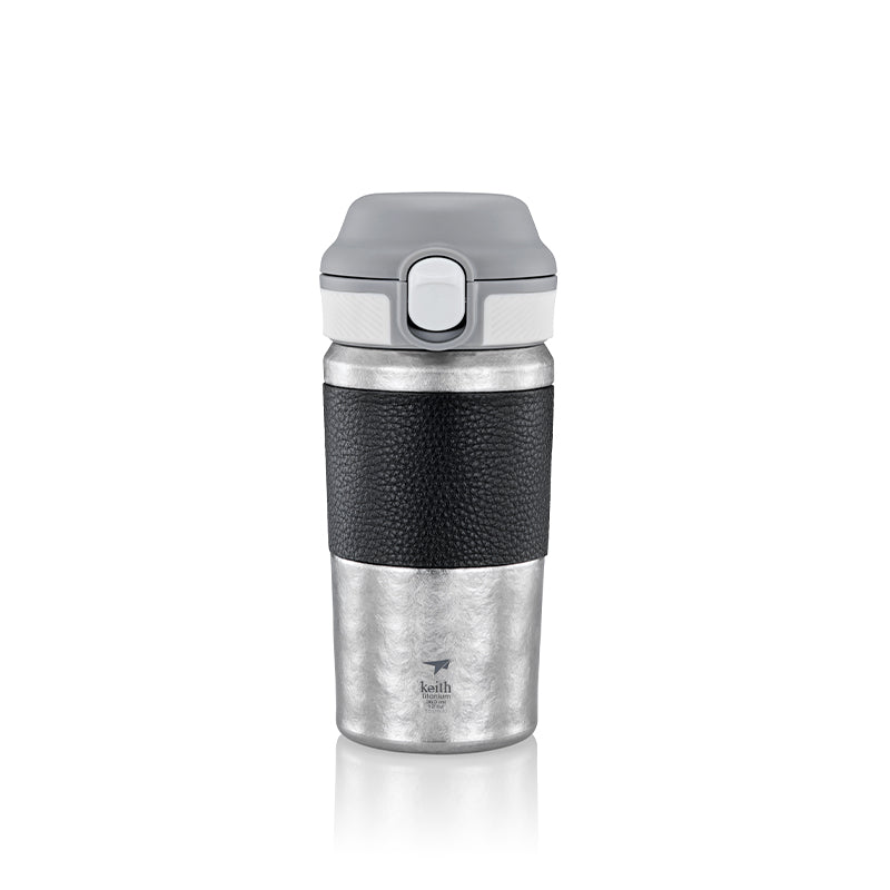 白背景に置かれた黒いグリップスリーブ付きKEITH Titanium Ti3153断熱コーヒーカップ