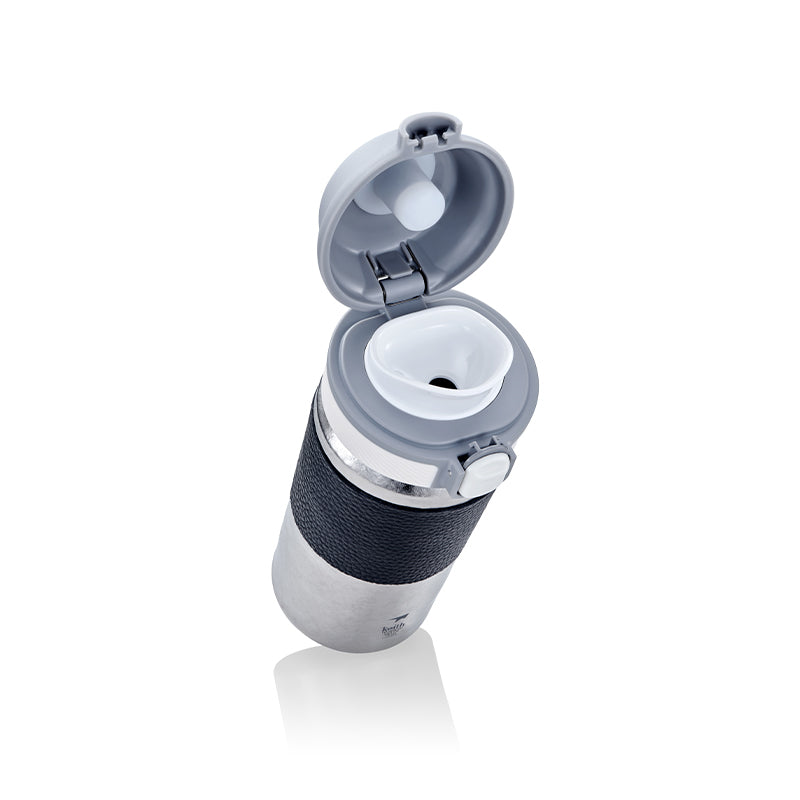 白背景に置かれたフリップリッドを開いたKEITH Titanium Ti3153断熱コーヒーカップ