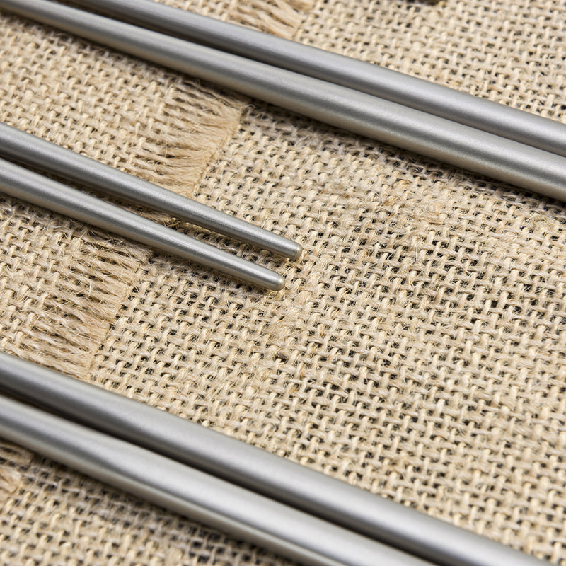 麻布の上に置かれたKEITH Titanium Ti5620箸の丸みのある先端のクローズアップ