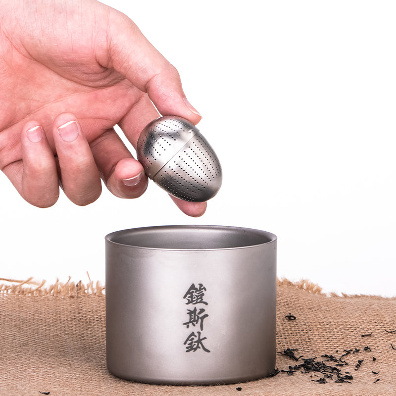 KEITH Titanium Ti3920ティーインフューザーをカップに入れる手