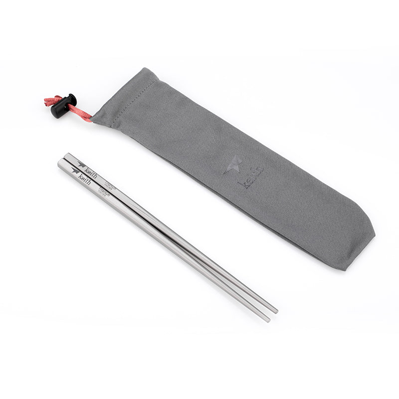 グレーの収納ポーチ横に置かれたKEITH Titanium Ti5634ソリッド角型ハンドル箸