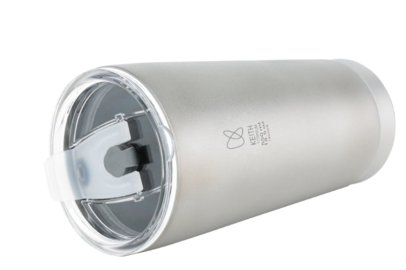 透明フタを付けたまま横たえられたKEITH Titanium Ti3151タンブラー