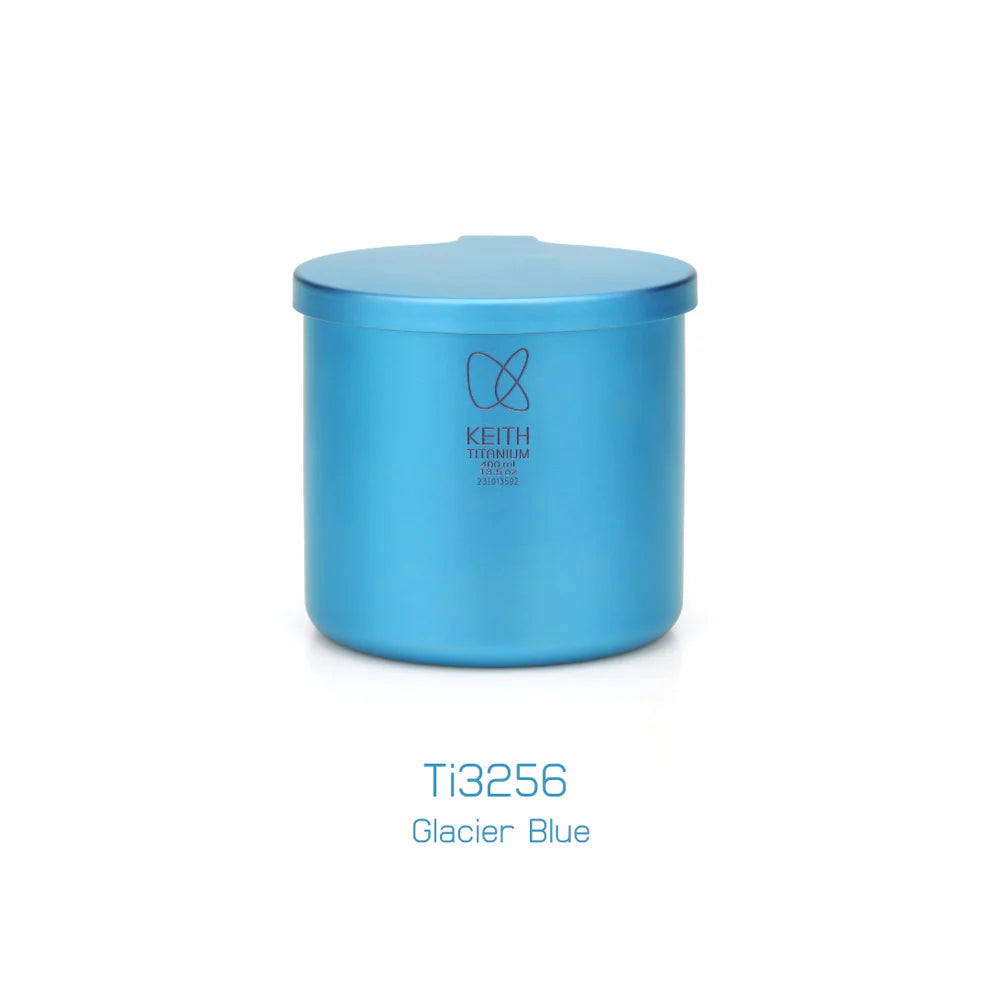 白背景に置かれたKEITH Titanium Ti3256 Glacier Blueカラーカップ