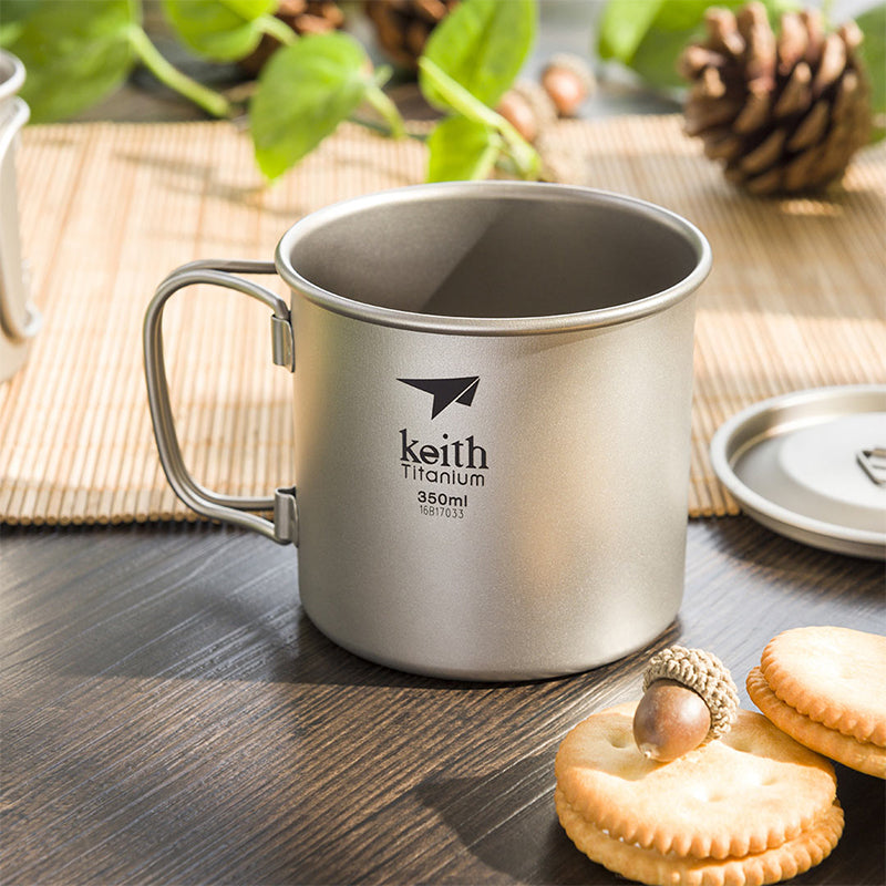 Keith Titanium Ti3240 350 ml single-wall mug on a table beside crackers and a pine cone