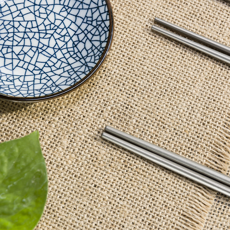 柄入りプレートの横で麻布の上に置かれたKEITH Titanium Ti5620箸
