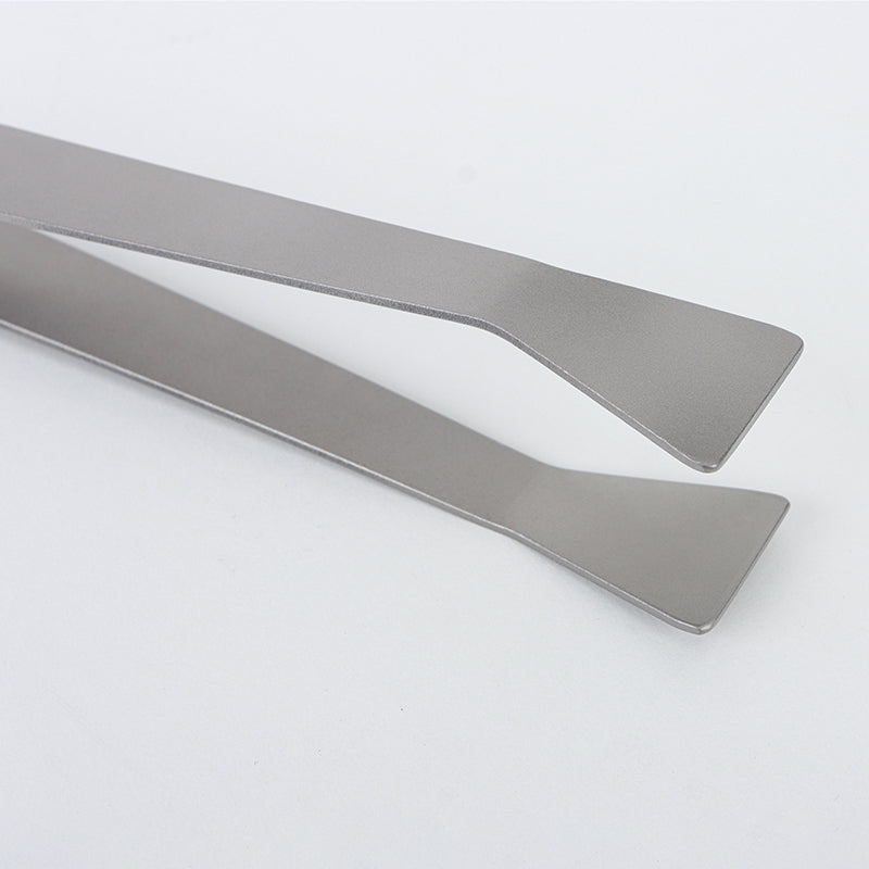 Close-up of the tong tips on the Keith Titanium Ti2206 one-piece tongs