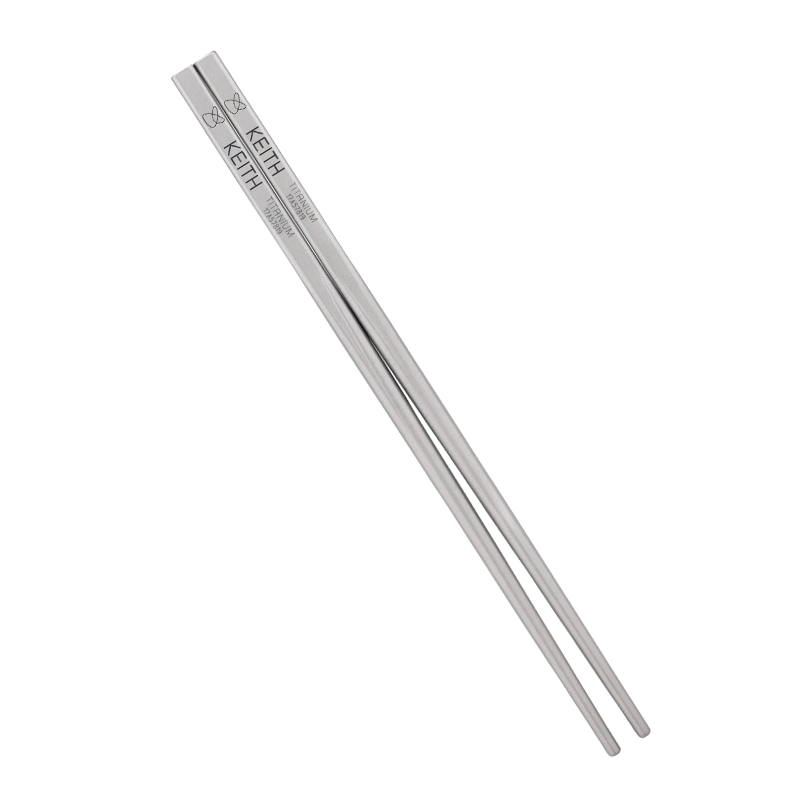 白い縞模様背景に置かれたKEITH Titanium Ti5634ソリッド角ハンドル箸