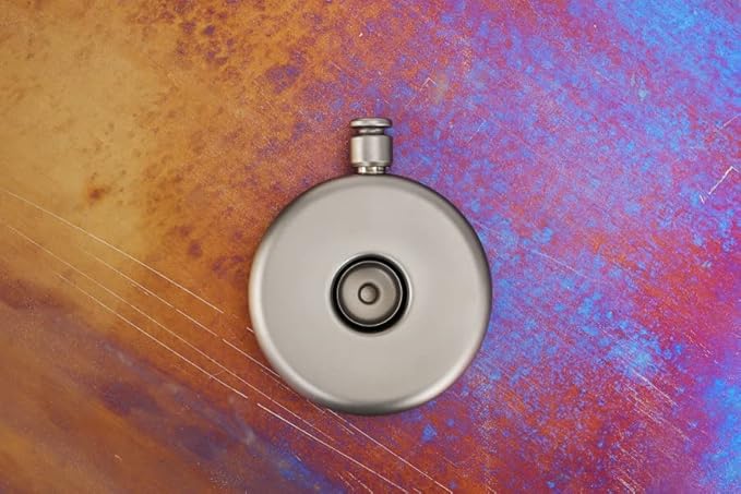白背景に置かれたキャップを外したKEITH Titanium Ti9303丸型ヒップフラスクと漏斗