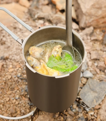 野菜と餃子入りスープを屋外で沸かすKEITH Titanium Ti6302圧力鍋