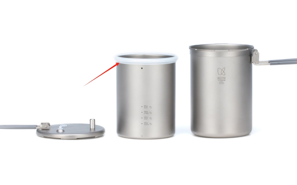 白背景で蓋と対応容器を使ってKEITH Titanium Ti6302シリコンリングの配置を示す図