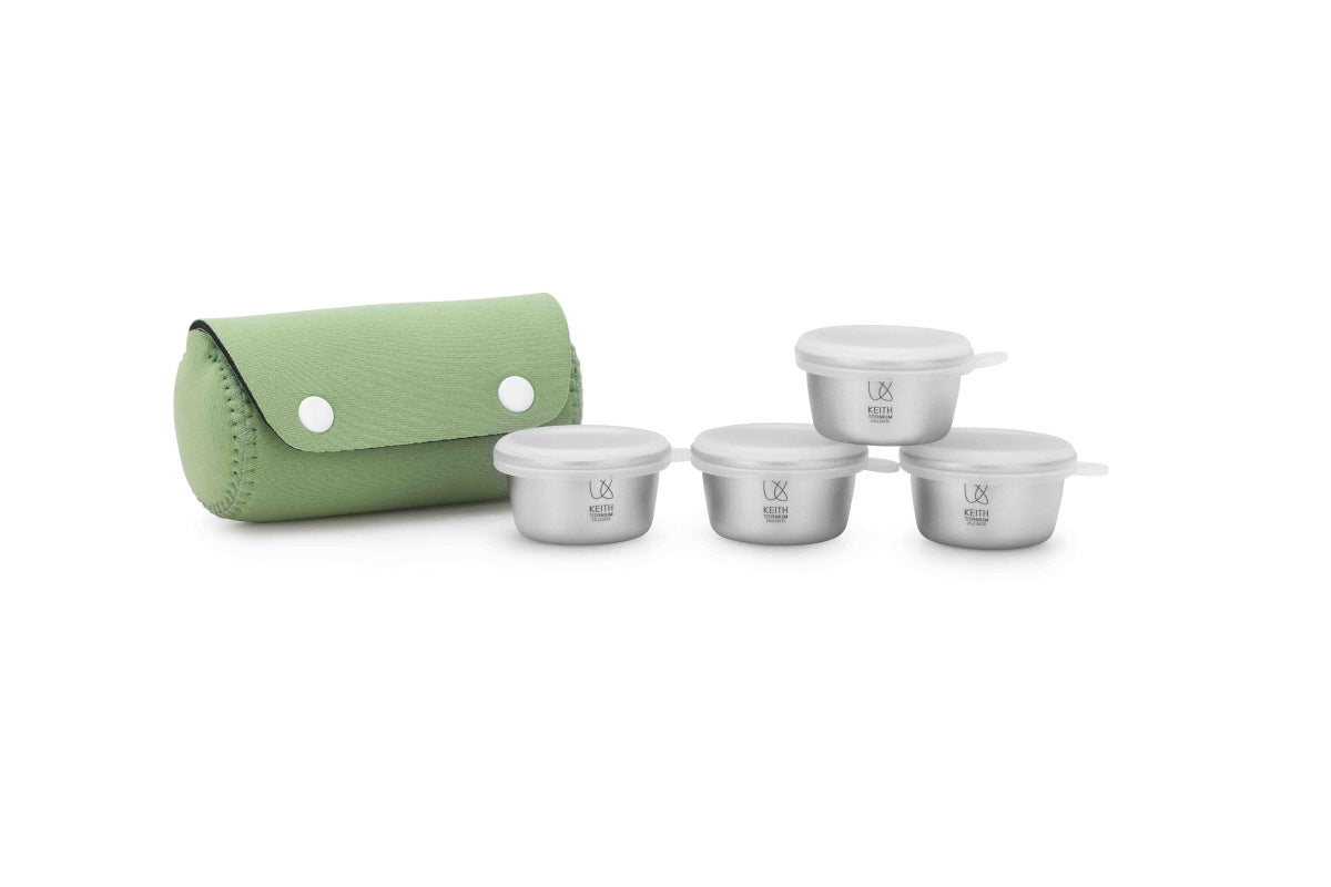 白背景に置かれたグリーンのキャリーポーチ付きKEITH Titanium Ti1161 4点チタンミニコンテナセット
