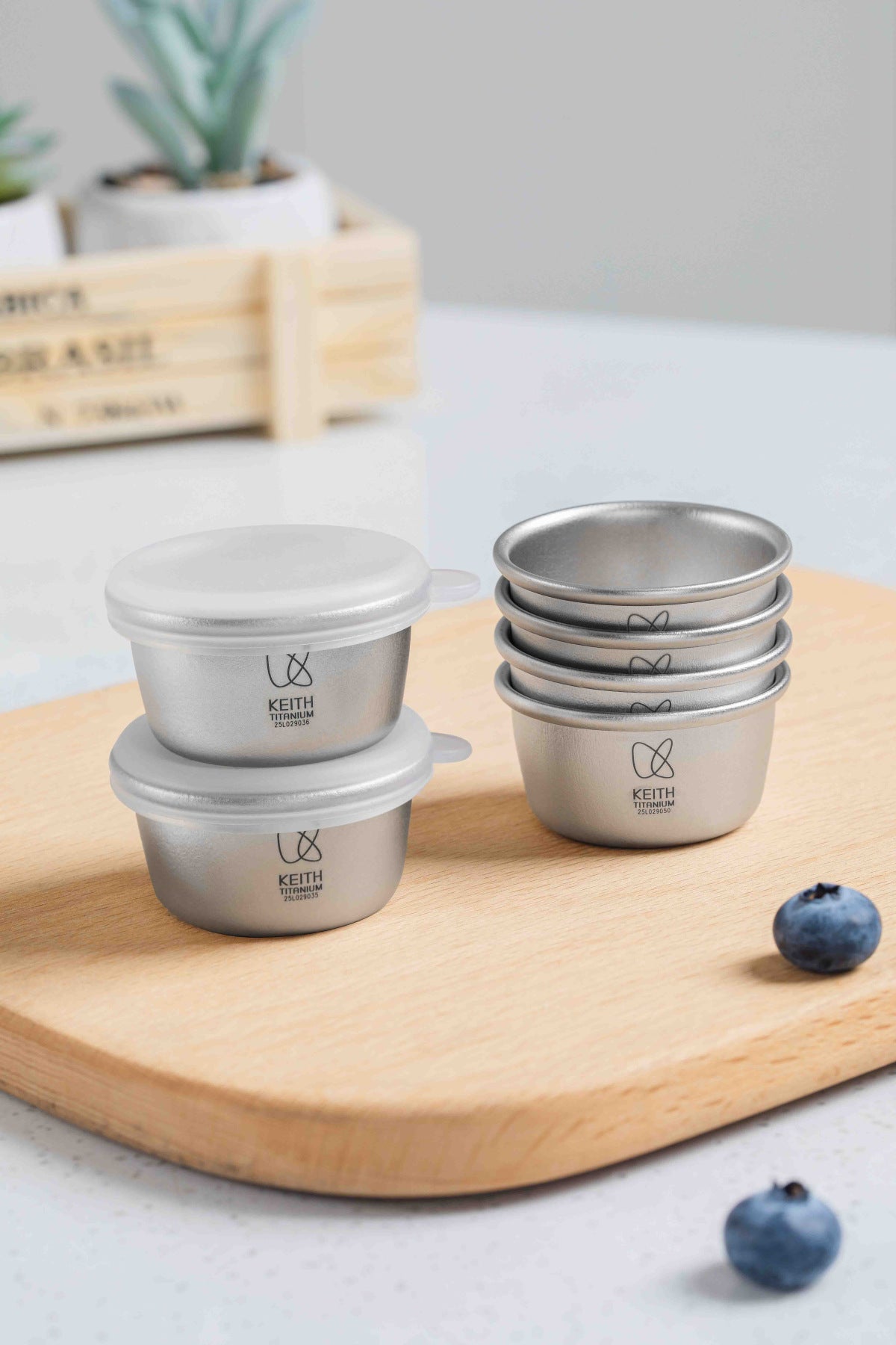 Keith Titanium Ti1161 lidded and open mini containers arranged on a wooden board
