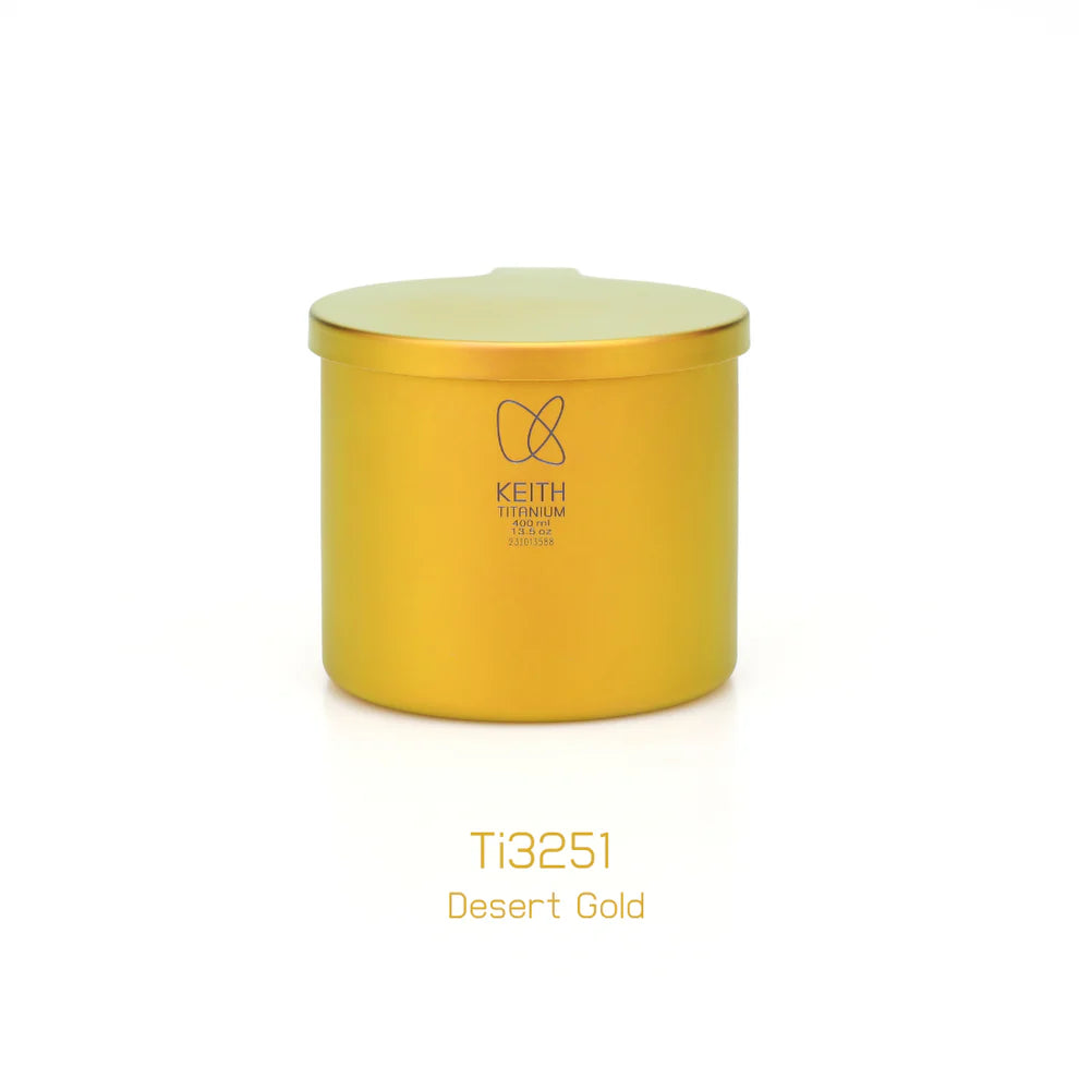白背景に置かれたKEITH Titanium Ti3251 Desert Goldカラーカップ