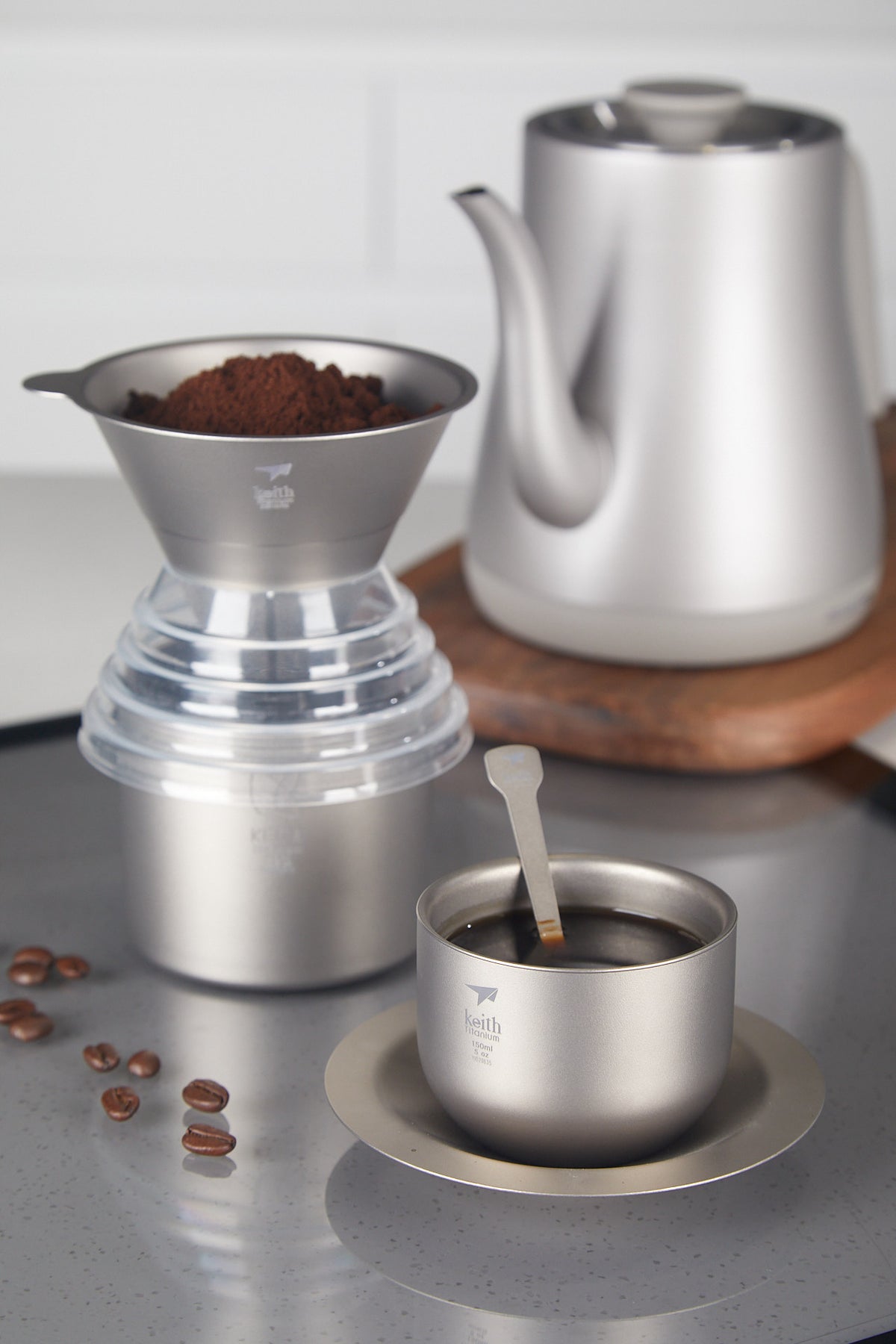 グースネックケトルとカップの横でコーヒー粉を入れたKEITH Titanium Ti3661コーヒーファンネル