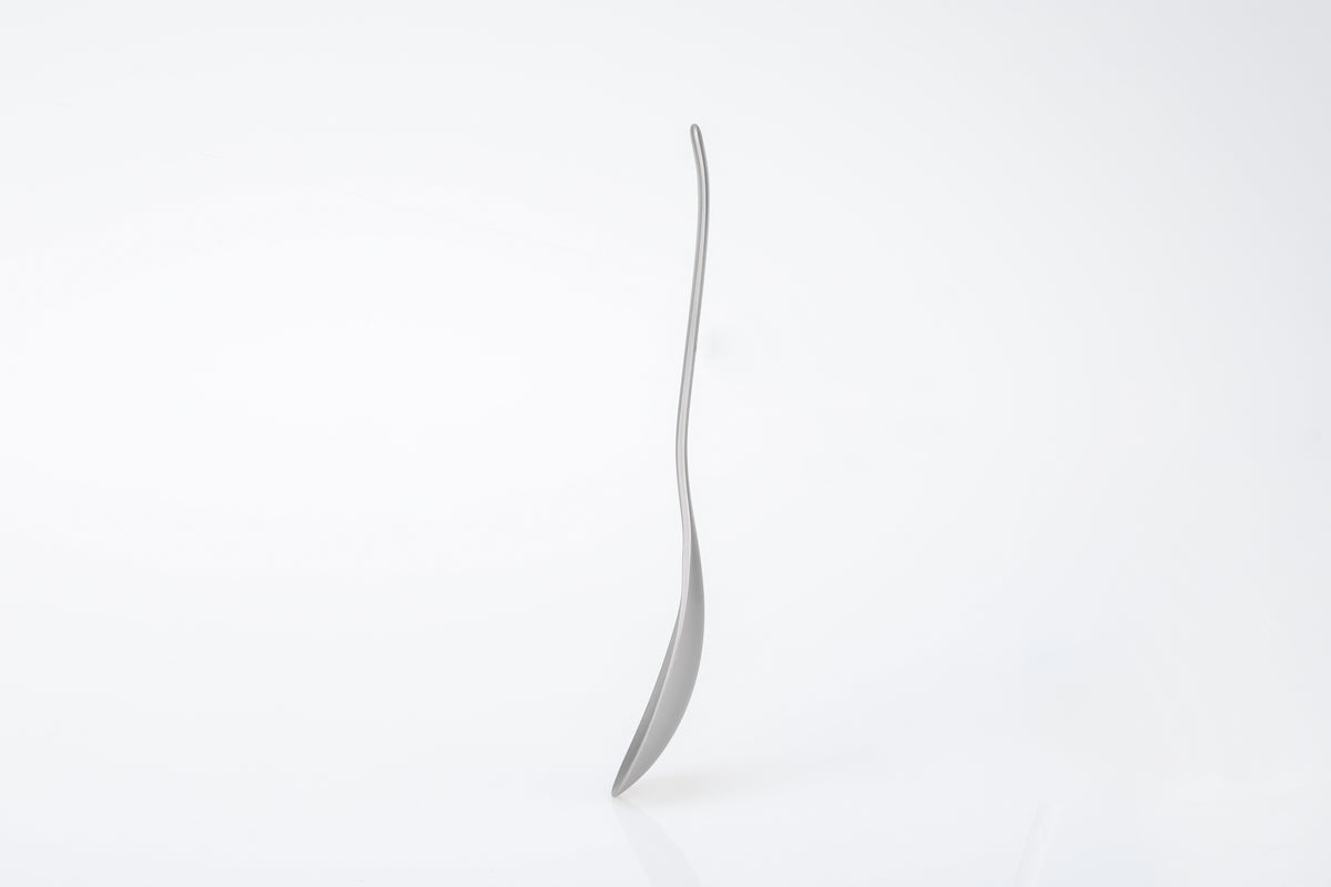 白背景に置かれたKEITH Titanium Ti5201ディナースプーンの背面ビュー