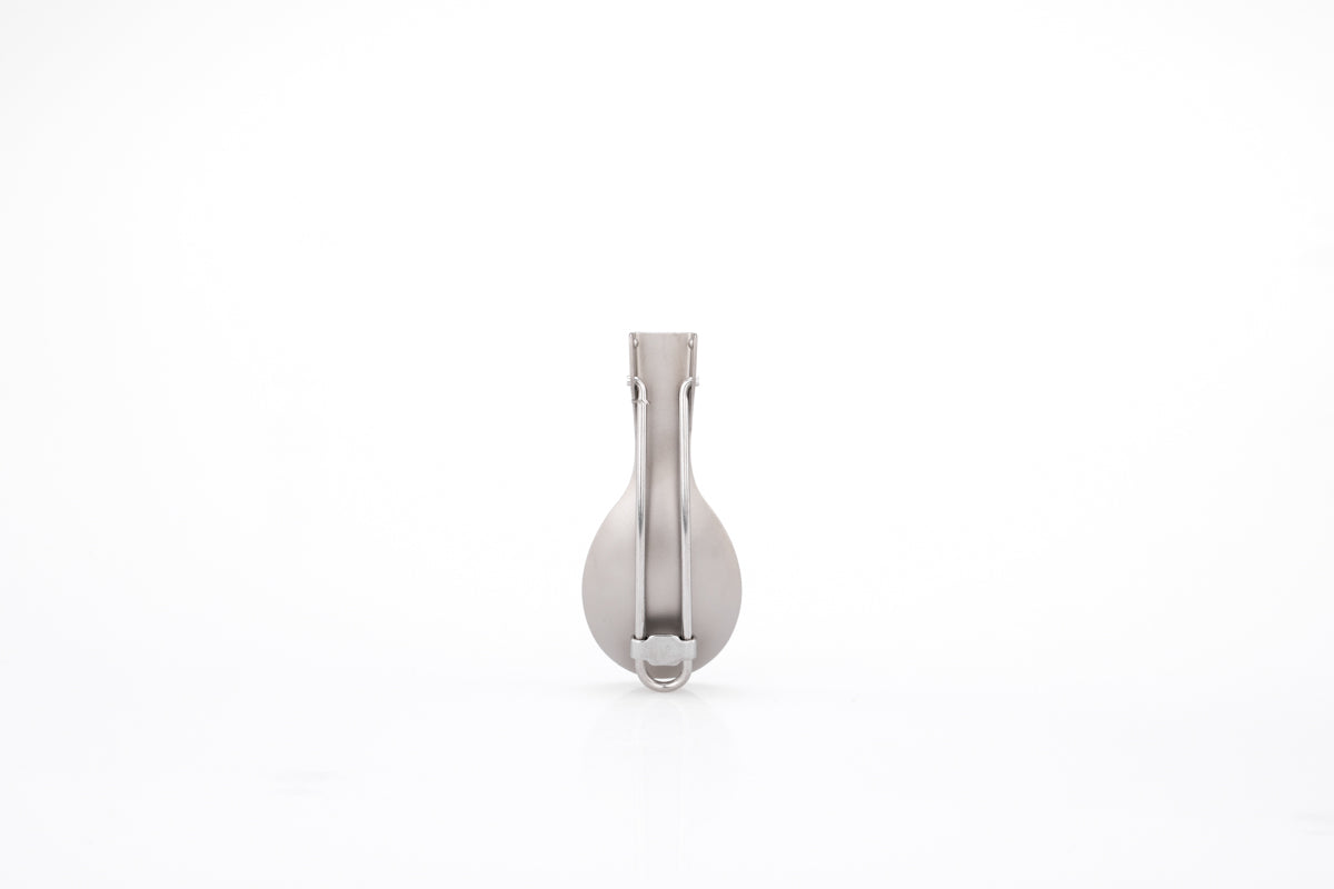 白背景に置かれたKEITH Titanium Ti5302折りたたみスプーンの背面ビュー