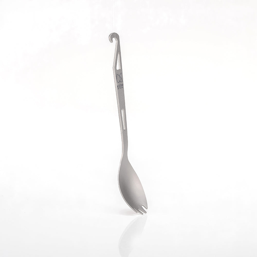 白背景に置かれたボトルオープナー付きKEITH Titanium Ti5311スポークの側面ビュー