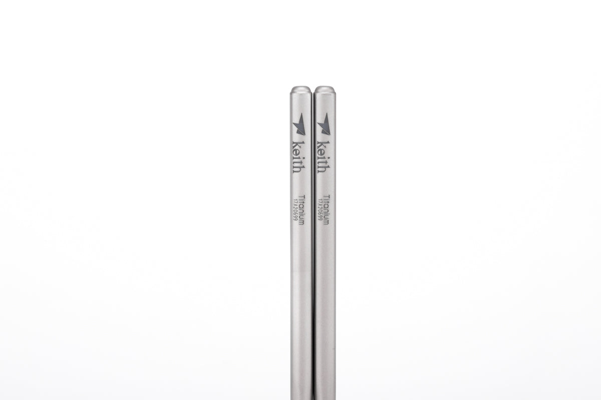KEITH Titanium Ti5625携帯用丸ハンドル箸のブランド入り上端部のクローズアップ