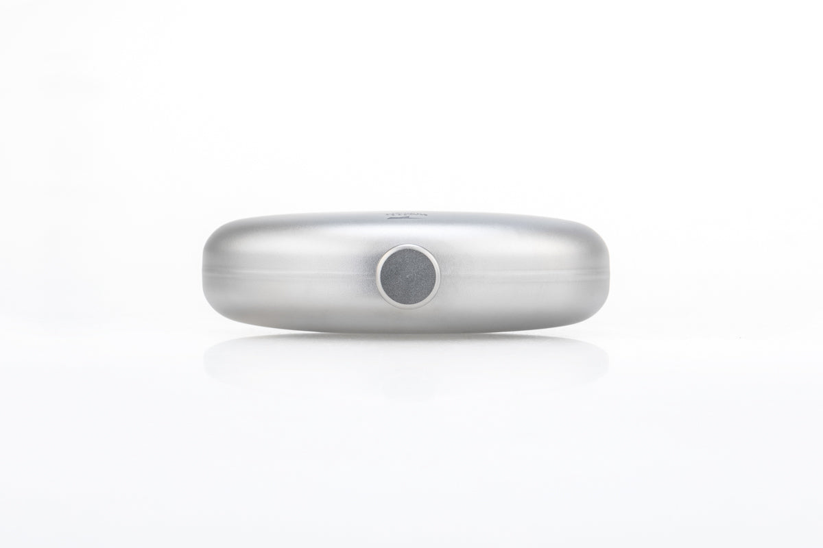 白背景に置かれたKEITH Titanium Ti9302 150mlラウンドフラスクの側面ビュー