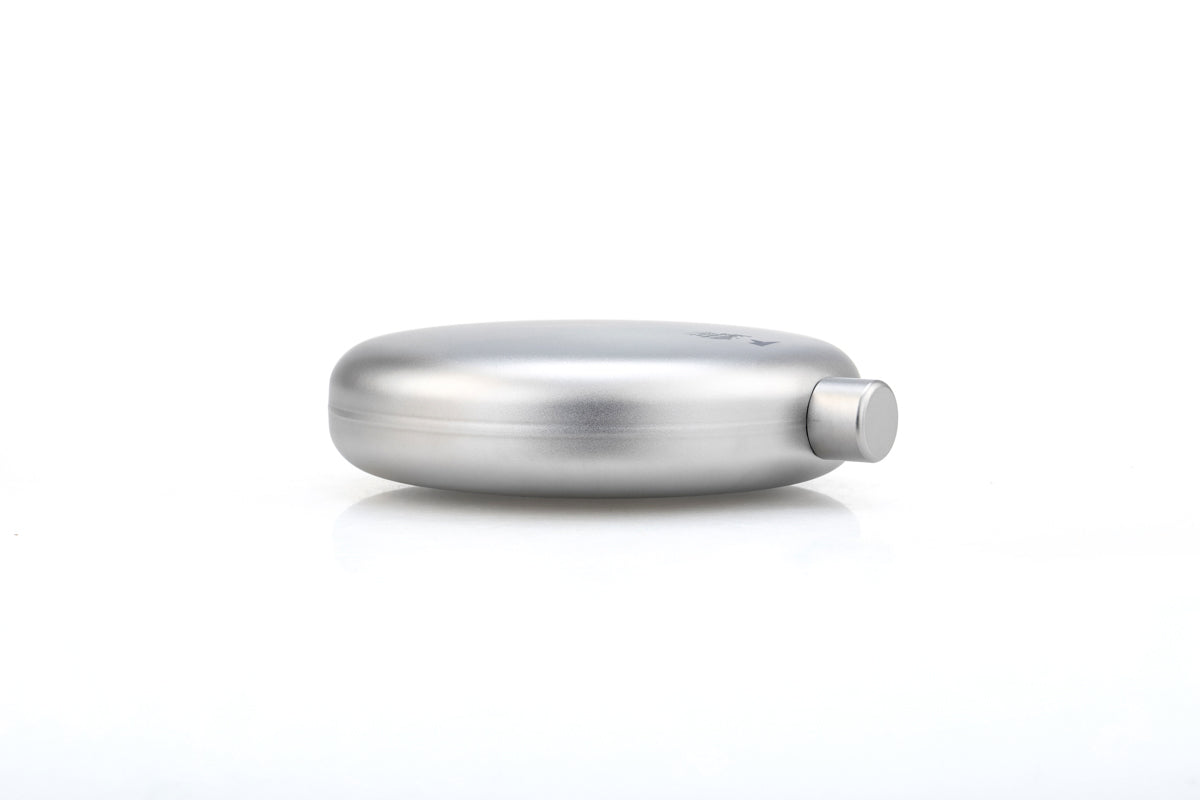 白背景に置かれたKEITH Titanium Ti9302ラウンドフラスクの斜め側面ビュー