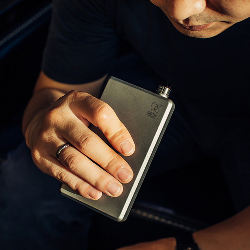 Person holding the Keith Titanium Ti9306 pocket flask in one hand