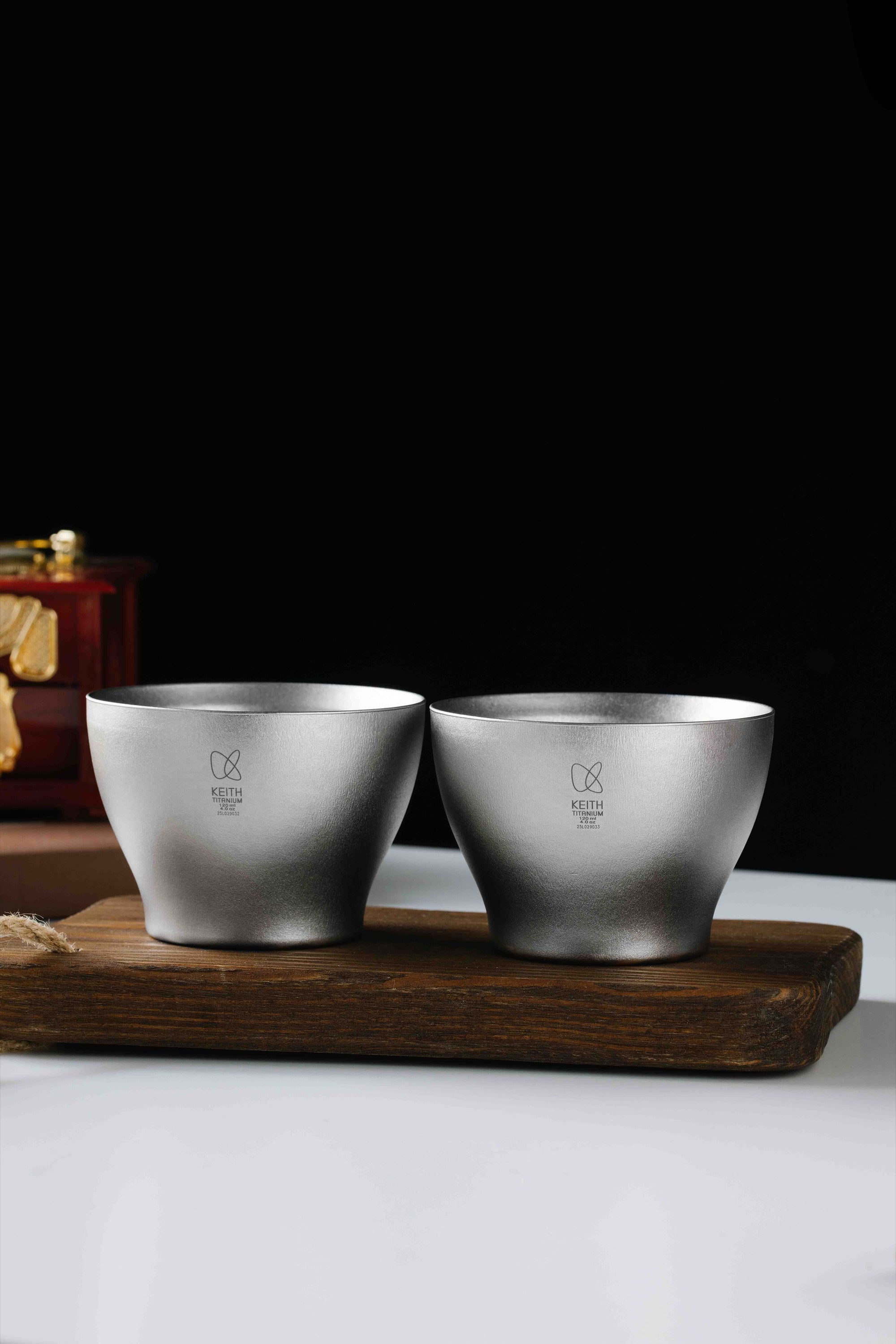 Pair of Keith Titanium Ti3909 Huaiyue cups on a wooden tray
