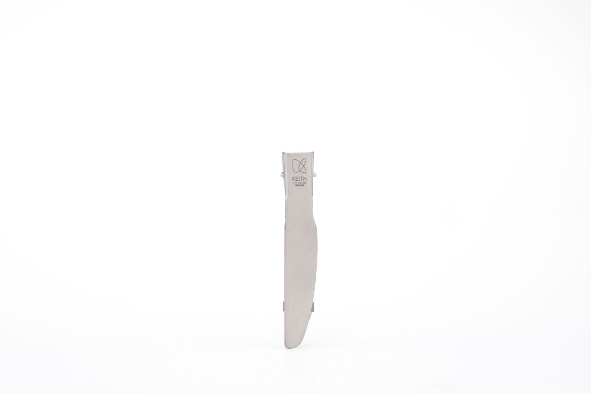 白背景で折りたたんだ状態のKEITH Titanium Ti5304折りたたみナイフ